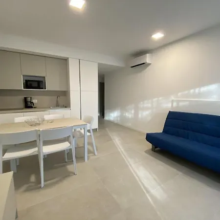 Beachside Flat With Covered Terrace *