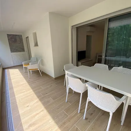 Apartment Beachside Flat With Covered Terrace